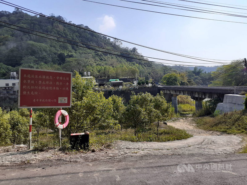 台中市太平區頭汴坑溪9日發生民眾溺水2死悲劇,當地設有告示牌提醒水深危險、禁止從事水域遊憩活動,中市府再次提醒民眾,切勿前往危險水域戲水。(民眾提供)中央社記者蘇木春傳真 110年5月9日