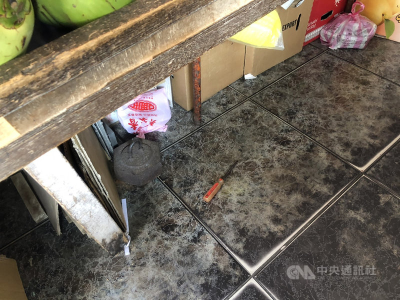 基隆一名張姓男子9日清晨持螺絲起子衝入豐稔街一間水果行,欲搶奪80多歲吳姓女老闆娘財物,陳姓退休警員路過見狀,立刻衝進店內協助制伏張男,警方也於獲報後趕到現場將張男逮捕。(讀者提供)中央社記者王朝鈺傳真 110年5月9日