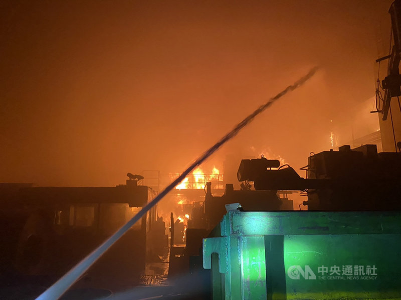 位於高雄市岡山區的燁聯鋼鐵公司9日晚間驚傳火警,消防局獲報出動大批人車馳援,現場以泡沫滅火及周邊射水防護,初步了解無人員受傷受困。(高雄市消防局提供)中央社記者王淑芬傳真 110年5月9日