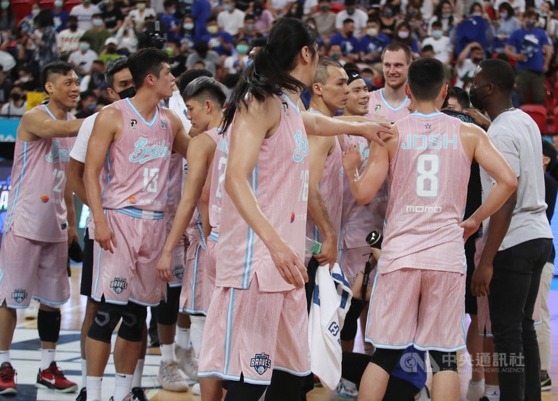台灣職籃聯盟P. LEAGUE+ 台北富邦勇士9日在主場以106比82擊敗福爾摩沙台新夢想家,將總冠軍賽系列賽扳成1比1平手,選手們賽後在場中開心擊掌致意。中央社記者張新偉攝 110年5月9日