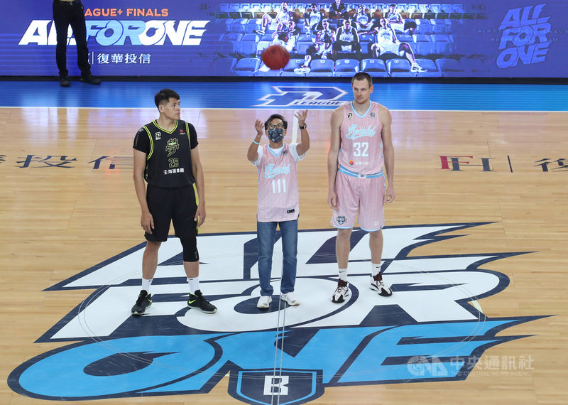 台灣職籃聯盟P. LEAGUE+(簡稱PLG)9日在台北和平籃球館進行7戰4勝制總冠軍賽第2戰,比賽請到富邦集團董事長蔡明忠(中)擔任開球嘉賓。中央社記者張新偉攝 110年5月9日