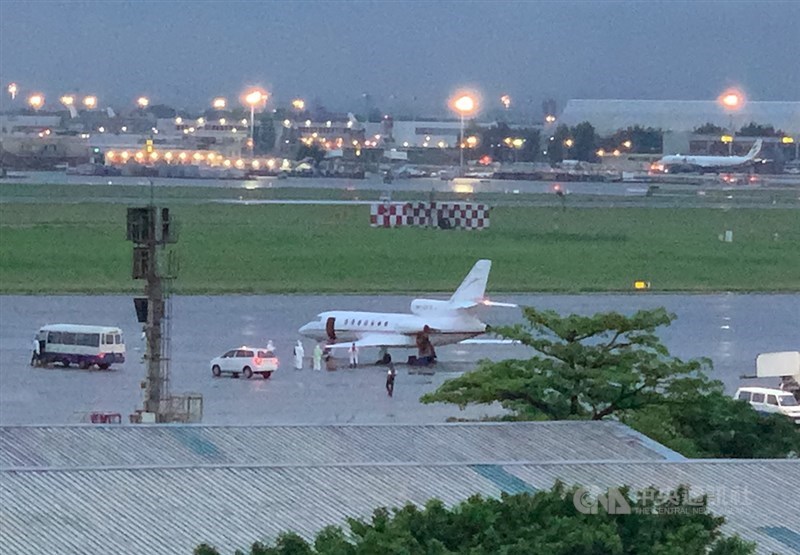 台灣駐印度代表處2名台籍官員確診,8日搭乘醫療專機返台就醫。中央社記者葉臻攝 110年5月8日