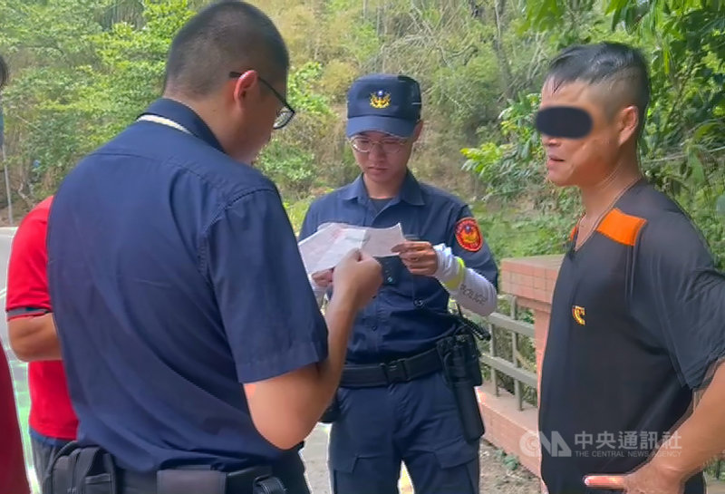 嘉義市消防局9日表示,蘭潭水庫傳出疑似有人輕生,救難人員到場發現為一名泰籍移工(右)欲撈淡水螺賺外快引虛驚,隨後將男子交由警方處理。警消呼籲民眾勿在蘭潭戲水,違者依法可開罰。(民眾提供)中央社記者蔡智明傳真 110年5月9日