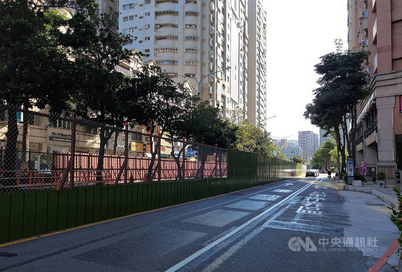 高雄輕軌大順路段統包商工程團隊日前進場動工並設置圍籬,高雄市捷運局9日指出,為讓路口轉彎車輛能有更好的視線,工區路口兩側已完成透空式圍籬,讓用路行車或穿越路口行人視線可以穿透,提高安全性。(高雄市捷運局提供)中央社記者王淑芬傳真 110年5月9日