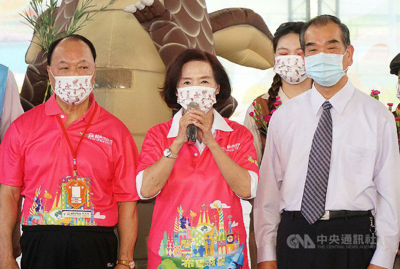 2021宜蘭綠色博覽會9日閉幕,宜蘭縣長林姿妙(中)出席閉幕典禮時表示,今年綠博會表現亮眼,也期許7月接棒的宜蘭國際童玩藝術節能在落實防疫新生活的前提下,為宜蘭文化藝術傳承與夏日觀光旅遊帶來佳績。(宜蘭縣政府提供)中央社記者王朝鈺傳真 110年5月9日