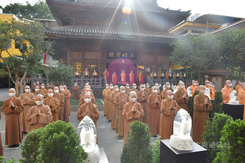 慈濟基金會表示,9日是佛教界的「佛誕節」盛事,分別在台北臨濟護國禪寺、龍山寺兩地,以視訊連線慈濟花蓮靜思堂主場;臨濟護國禪寺諸山長老與法師們,步步踏實走向位於「大雄寶殿」廣場中央的浴佛台,虔誠唱頌。(慈濟提供)中央社記者張雄風傳真 110年5月9日