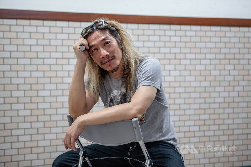 近期全球掀起加密藝術市場NFT的交易熱潮,闖蕩音樂圈30年、作風前衛的音樂頑童朱頭皮(圖)也宣布參戰NFT市場,與台灣爵士樂團「未知之境」合作的專輯「朱頭皮普拉斯未知之境」,20份NFT瞬間秒殺。(OURSONG提供)中央社記者葉冠吟傳真 110年5月9日