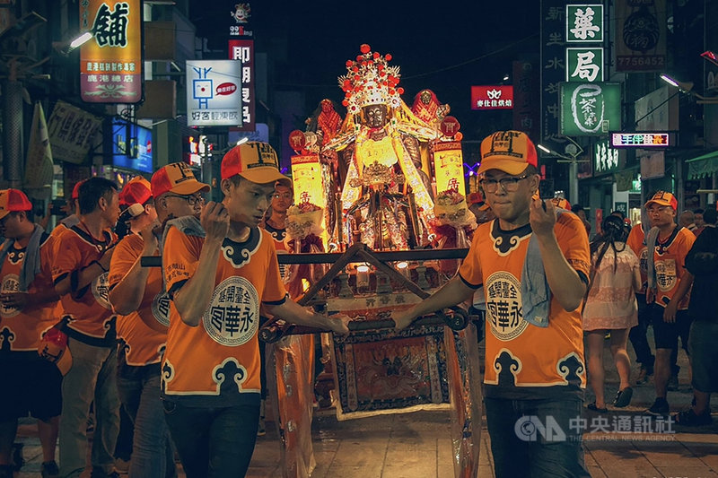 在彰化市開店營生的甜點師游國峰(前左)從麵包學徒起家,靠自學成為獨當一面的甜點師傅,同時,他也和神明結緣,參與陣頭成為轎班成員。(游國峰提供)中央社記者吳哲豪傳真 110年5月9日