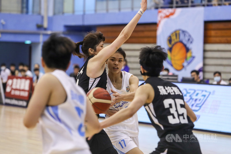 第16屆WSBL女子超級籃球聯賽例行賽9日在台北體育館進行,台電楊芷瑜(右2)突破台元防守傳球,雙方互不相讓,終場台電不敵台元攻勢,以51比79敗下陣來。中央社記者裴禛攝 110年5月9日