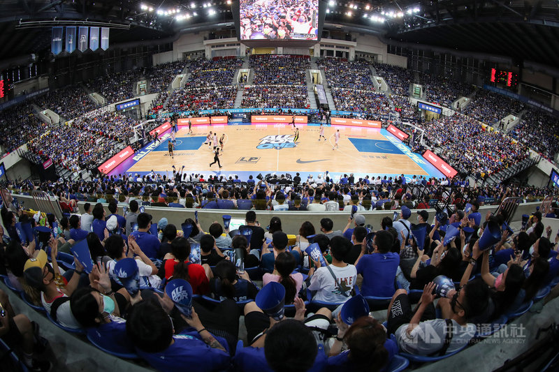 台灣職籃聯盟P. LEAGUE+(簡稱PLG)9日在台北和平籃球館進行總冠軍系列賽第2戰,吸引滿場球迷到場觀戰,為支持球隊加油打氣。中央社記者張新偉攝 110年5月9日