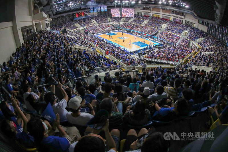 台灣職籃聯盟P. LEAGUE+ 總冠軍系列賽第2戰9日繼續在台北和平籃球館登場,吸引滿場球迷進場觀戰,氣氛熱烈。中央社記者張新偉攝 110年5月9日