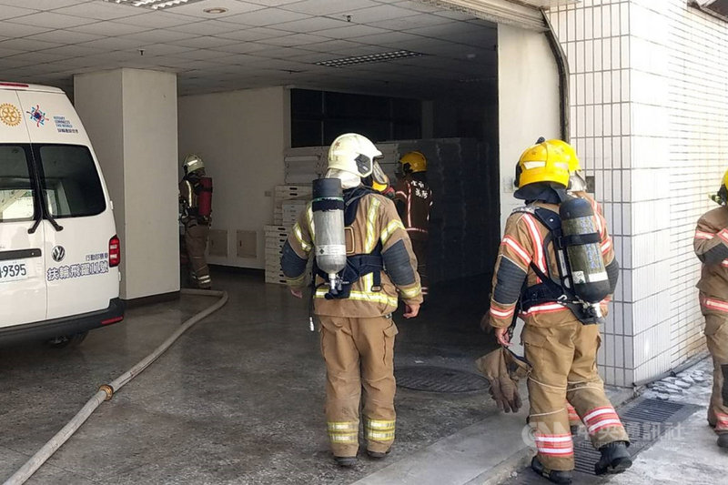 衛生福利部台南醫院新化分院9日發生地下室火警,消防局獲報出動人車到場搶救,火勢約1個半小時候撲滅,所幸未造成延燒及人員傷亡。(讀者提供)中央社記者楊思瑞台南傳真 110年5月9日