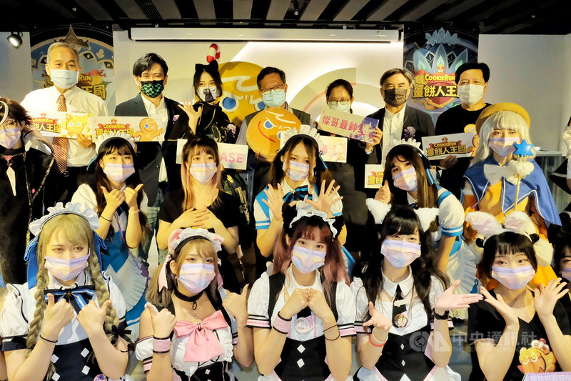 桃園市長鄭文燦(後右4)9日出席桃園火車站前商圈的動漫主題餐廳開幕記者會,肯定餐廳結合了時下年輕人的動漫文化及新潮美食產品,進駐百貨後更可增添站前商圈文化魅力。中央社記者吳睿騏桃園攝 110年5月9日