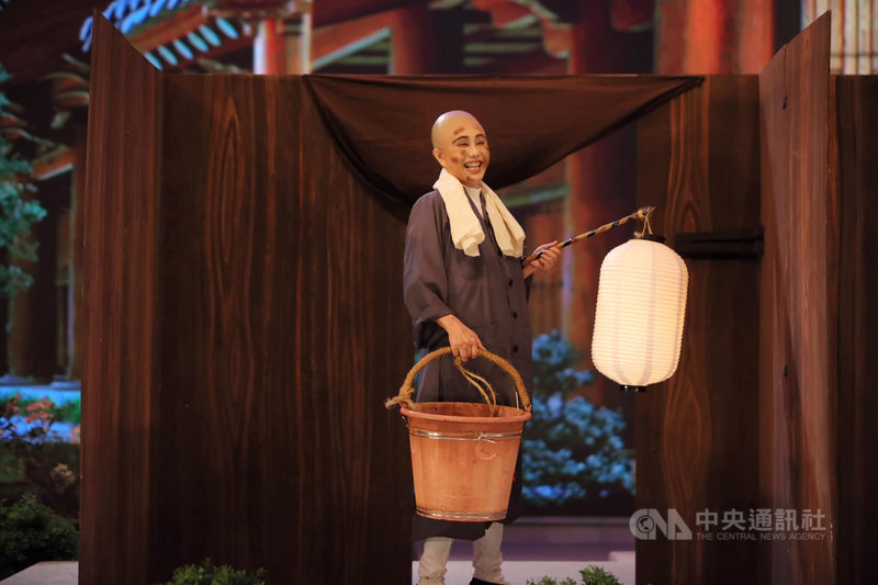 明華園當家台柱孫翠鳳(圖)主演新戲「妙峰禪師」,詮釋有「佛門魯班」之稱的建築奇才妙峰禪師,劇中為聽聞高僧講經說法,自願打掃茅廁。(大愛電視提供)中央社記者葉冠吟傳真 110年5月9日