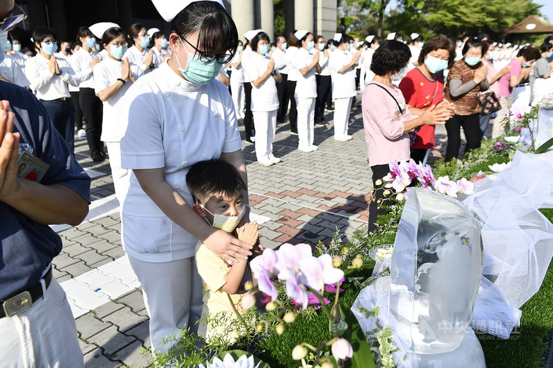嘉義大林慈濟醫院9日舉辦浴佛活動,近500名醫護人員、社區志工及民眾到場,有護理人員帶著自己小孩一起參與。(大林慈濟醫院提供)中央社記者蔡智明傳真 110年5月9日