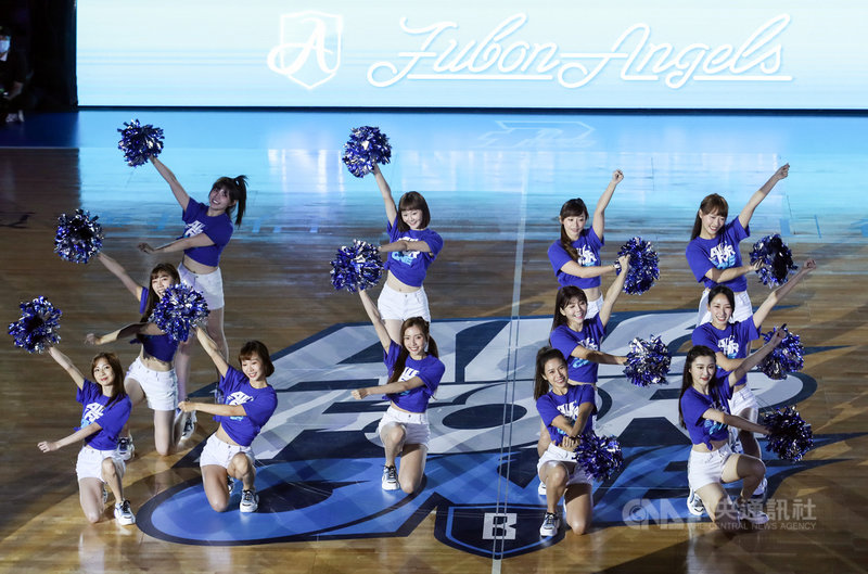 台灣職籃聯盟P. LEAGUE+(簡稱PLG)9日在台北和平籃球館進行總冠軍賽第2戰,賽前由啦啦隊Fubon Angels熱舞,炒熱現場氣氛。中央社記者張新偉攝 110年5月9日
