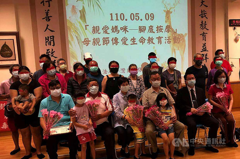 更生保護會澎湖分會9日舉辦「親愛媽咪–腳底按摩」母親節傳愛生命教育活動,邀請更生人與家屬一同參與,場面溫馨感人。(澎湖更生分會提供)中央社 110年5月9日