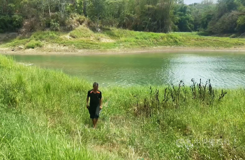 嘉義市消防局9日獲報指蘭潭水庫有一名男子在水中載浮載沉,憂心是有人輕生,消防局立即派員前往,到場時男子已自行上岸,經詢問發現是一名泰籍勞工想撈淡水螺賺外快,已警告他不得再犯,也呼籲民眾勿在蘭潭戲水。(民眾提供)中央社記者蔡智明傳真 110年5月9日