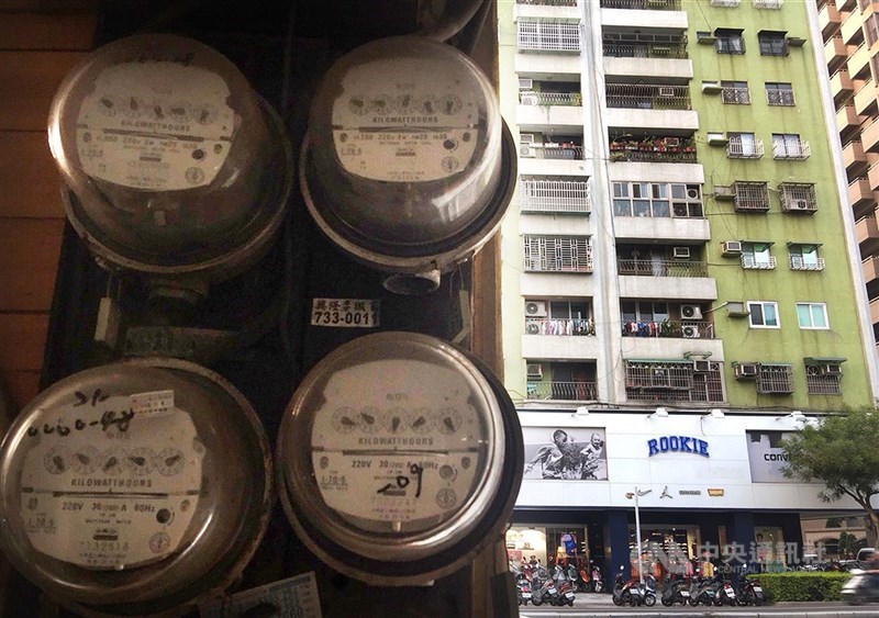三接確定外推後,北部將面臨2年半電力吃緊窘境,夏季用電尖峰時期恐出現幾天「供電吃緊」的黃燈。台電為力保2024年供電,規劃採購100萬瓩民營電廠燃氣機組。(中央社檔案照片)