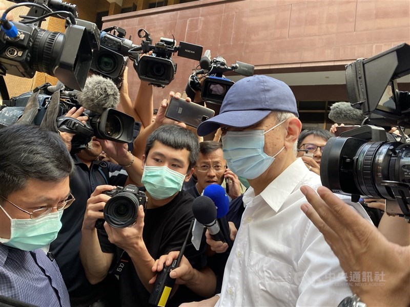 前太流公司負責人李恆隆(白衣者)涉嫌行賄立委,台北地院日前裁定李恆隆自11日起繼續限制出境8個月。(中央社檔案照片)