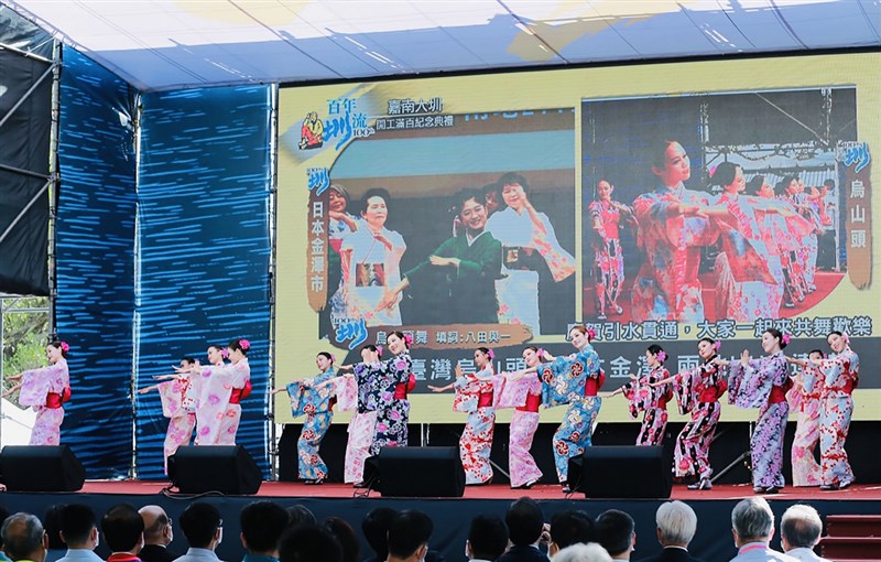「百年圳流-嘉南大圳開工滿百紀念活動」8日登場,所有與會者透過視訊和日本會場一同以手舞共演,重現烏山嶺引水隧道貫通時,八田與一和台日工作人員手舞足蹈場景,藉以緬懷八田與一及嘉南大圳對嘉南平原的貢獻,也為典禮畫下完美句點。(文化部提供)中央社記者趙靜瑜傳真 110年5月8日