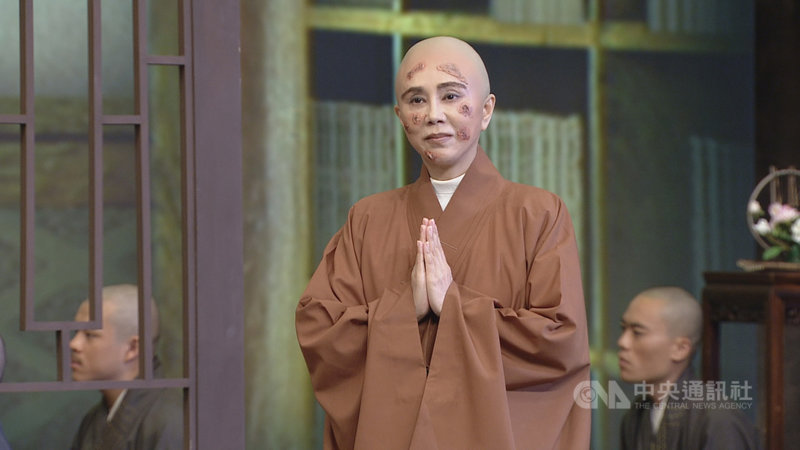 明華園當家台柱孫翠鳳主演新戲「妙峰禪師」,為真實呈現妙峰禪師的長相,她臉上將長滿瘡,孫翠鳳在臉書宣傳新戲時笑說,這回高僧扮相是「顏值最低的一次」。(大愛電視提供)中央社記者葉冠吟傳真 110年5月9日