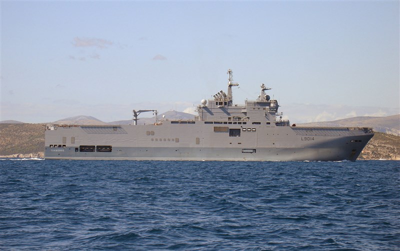 日本「長崎放送」報導,法國海軍兩棲攻擊艦托納爾號(圖)與巡防艦蘇爾庫夫號9日靠泊長崎縣佐世保港。(圖取自維基共享資源;作者Masur,CC BY-SA 3.0)
