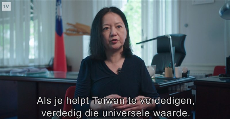 荷蘭NPO 1公共電視台5月8日專題報導台海情勢,駐荷蘭代表陳欣新受訪強調台灣是民主防線,保衛台灣就是捍衛普世價值。(圖翻拍電視報導畫面)中央社記者唐佩君布魯塞爾傳真 110年5月9日