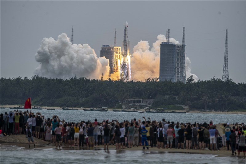 美國太空司令部證實，中國的長征火箭已墜回地球，但目前還不確定殘骸落在何處。圖為長征五號B遙二火箭發射升空。（中新社）