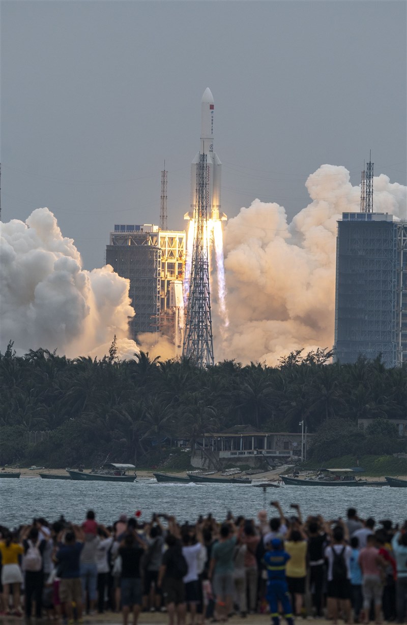 中國長征五號B遙二火箭殘骸9日上午10時24分落於東經72.47度、北緯2.65度的印度洋海域。圖為長征五號B遙二火箭發射升空。（中新社）
