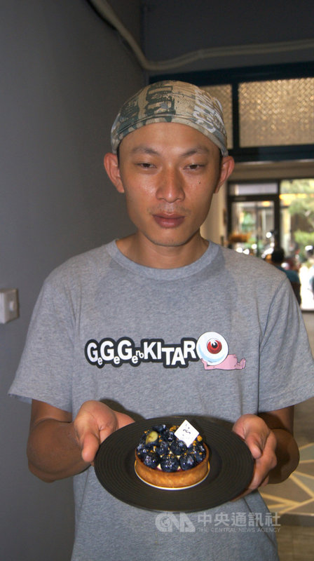 在彰化市開設甜點店的游國峰,國中畢業後從麵包店學徒做起,一路走到自行開店。他說,自己的甜點都是選用在地食材,希望讓客人品嘗到幸福滋味,他相信用心做出來的甜點,也會從消費者身上得到正面回應。中央社記者吳哲豪彰化攝 110年5月9日