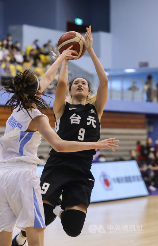 第16屆WSBL女子超級籃球聯賽例行賽9日在台北體育館由台灣電力迎戰台元紡織,台元林文佑(右)全場拿下20分7籃板,幫助球隊以79比51奪勝。中央社記者裴禛攝 110年5月9日