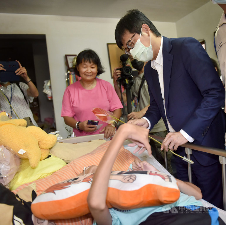 高雄市長陳其邁(右)日前訪視「超跑媽媽」陳嘉齡(右2)及她重度腦性麻痺兒子小比,9日母親節陳其邁也發文指出,陳嘉齡樂觀、不放棄的精神鼓舞人心,令人敬佩。(高雄市政府提供)中央社記者王淑芬傳真 110年5月9日