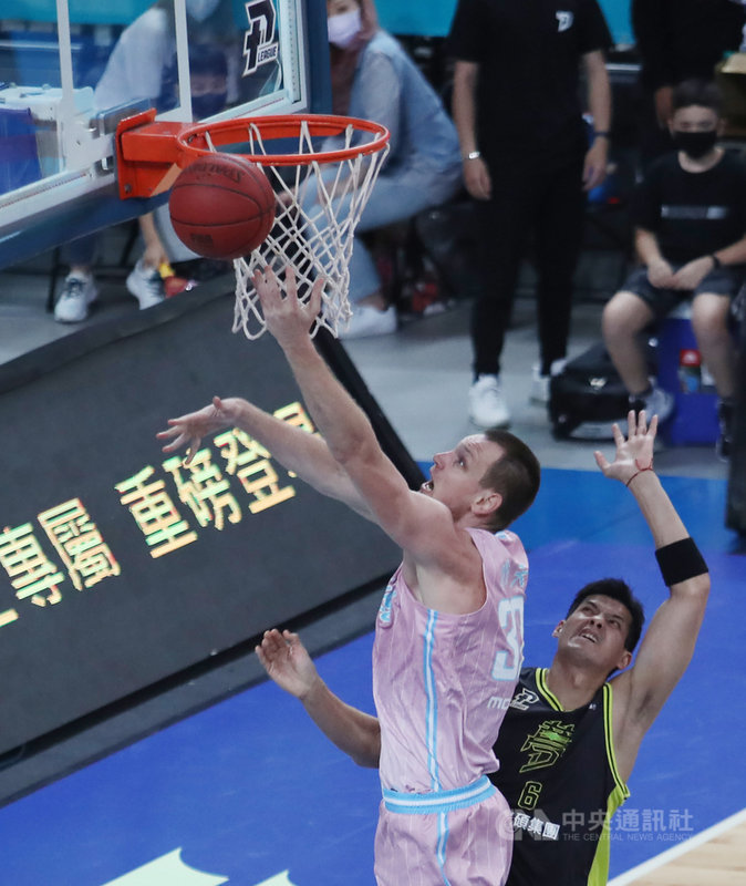 台灣職籃聯盟P. LEAGUE+ 總冠軍賽第2戰,台北富邦勇士隊9日在主場台北和平籃球館迎戰福爾摩沙台新夢想家隊,洋將塞瑟夫(Ihor Zaytsev)(左)全場貢獻25 分,助隊以106比82勝出,在總冠軍賽扳成1比1平手。中央社記者張新偉攝 110年5月9日