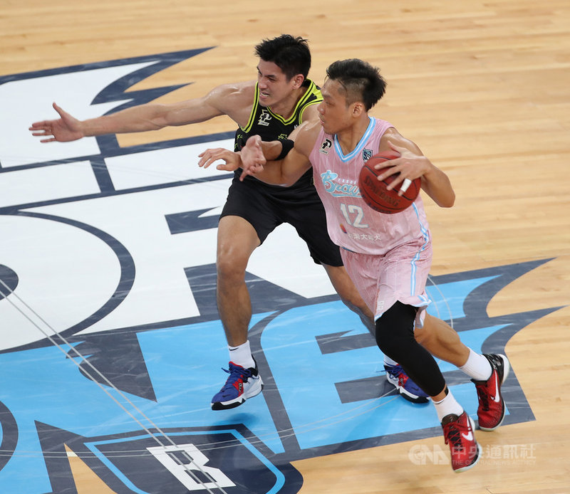 台灣職籃聯盟P. LEAGUE+(簡稱PLG)9日在台北和平籃球館進行總冠軍賽第2戰,雙方激烈拚搏,台北富邦勇士「野獸」林志傑(右)運球過半場,遭夢想家楊敬敏(左)貼身防守。中央社記者張新偉攝 110年5月9日