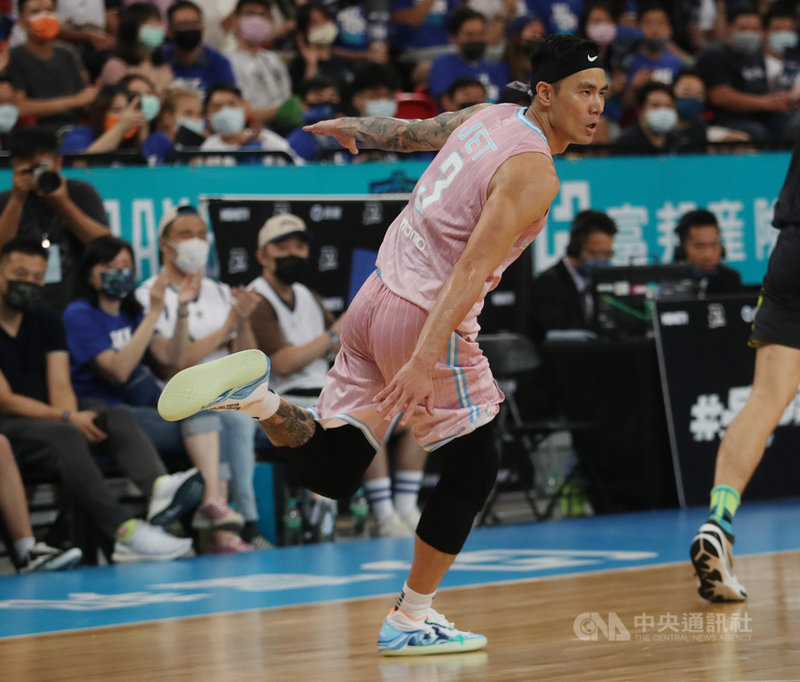台灣職籃聯盟P. LEAGUE+(簡稱PLG)台北富邦勇士隊9 日在主場台北和平籃球館迎戰福爾摩沙台新夢想家隊,「台灣噴射機」張宗憲拿下17分,幫助球隊以106比82拿下總冠軍賽第2戰勝利。中央社記者張新偉攝 110年5月9日