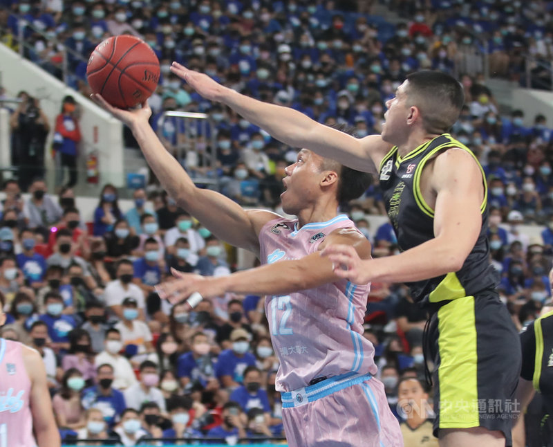 台灣職籃聯盟P. LEAGUE+ 7戰4勝制總冠軍賽9日進行第2戰,台北富邦勇士以106比82奪勝,將系列賽戰績扳成1比1平手,其中「野獸」林志傑(左)拿下9分4籃板。中央社記者張新偉攝 110年5月9日