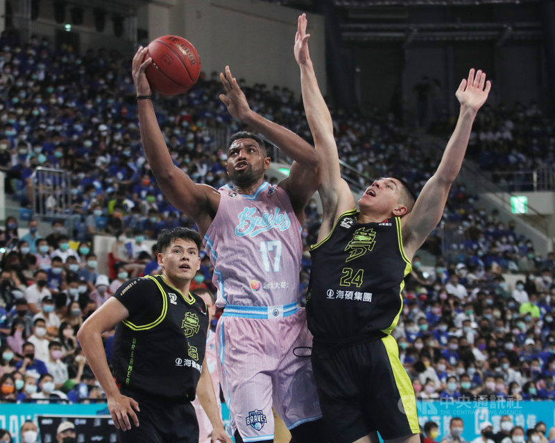 台灣職籃聯盟P. LEAGUE+ 台北富邦勇士隊9日在7戰4勝制總冠軍賽第2戰扳回一城,洋將辛特力(Michael Singletary)(中)拿下29分12籃板8助攻,助隊以106 比82擊敗福爾摩沙台新夢想家隊,系列賽暫以1比1平手。中央社記者張新偉攝 110年5月9日