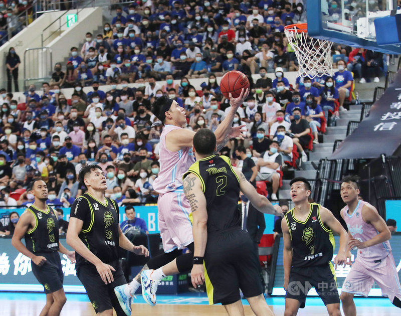 台灣職籃聯盟P. LEAGUE+台北富邦勇士9日在總冠軍賽第2戰擊敗福爾摩沙台新夢想家,將系列賽比數扳成1比1平手,其中「台灣噴射機」張宗憲(中粉色衣者)全場貢獻17分。中央社記者張新偉攝 110年5月9日