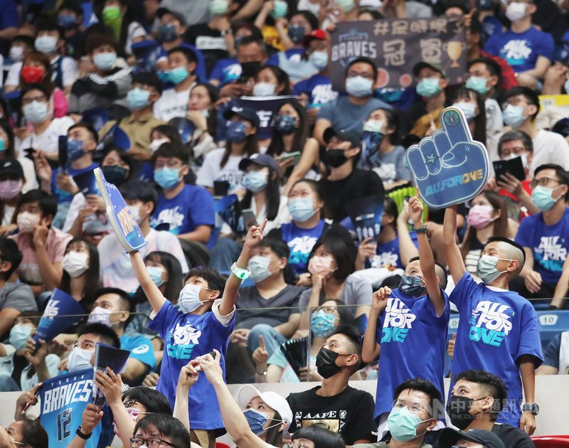 台灣職籃聯盟P. LEAGUE+(簡稱PLG)總冠軍賽持續開打,台北富邦勇士9日第2戰以106比82勝出,將7戰4勝制總冠軍賽扳成1比1平手;第4節比分差距拉開後,場邊球迷開心不已。中央社記者張新偉攝 110年5月9日