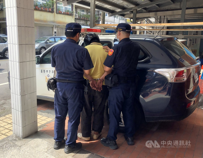 基隆市張姓男子(中)9日持螺絲起子欲搶奪一家水果行吳姓女老闆娘財物,被正好路過的陳姓退休警員制伏,待警方到場將張男逮捕,訊後將張男依法送辦。(讀者提供)中央社記者王朝鈺傳真 110年5月9日