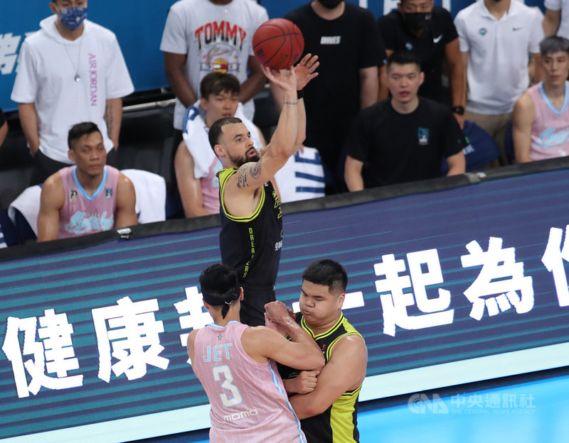 台灣職籃聯盟P. LEAGUE+(簡稱PLG)總冠軍賽第2戰9日登場,福爾摩沙台新夢想家洋將塔克(Anthony Tucker)(持球者)繳出17分13籃板10助攻成績,可惜球隊仍無緣勝利。中央社記者張新偉攝 110年5月9日