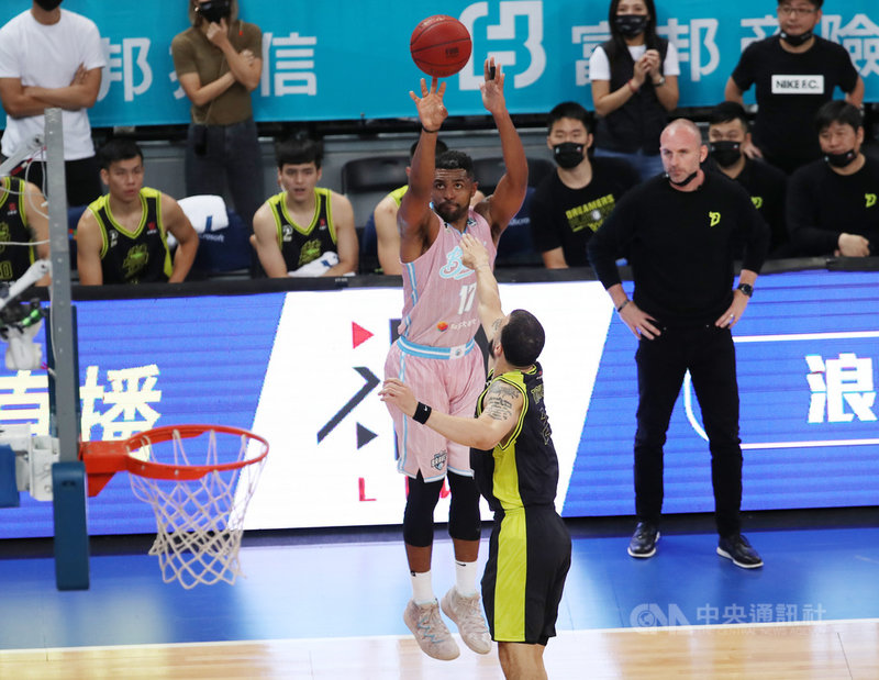 台灣職籃聯盟P. LEAGUE+(簡稱PLG)9日在台北和平籃球館進行總冠軍系列賽第2戰,台北富邦勇士洋將辛特力(Michael Singletary)(粉衣者)投射三分球,盼為球隊搶分。中央社記者張新偉攝 110年5月9日
