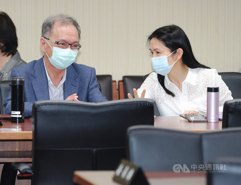 衛福部長陳時中10日突然向立法院社會福利及衛生環境委員會請假,由衛福部次長薛瑞元(左)10日代列席。中央社記者張皓安攝 110年5月10日