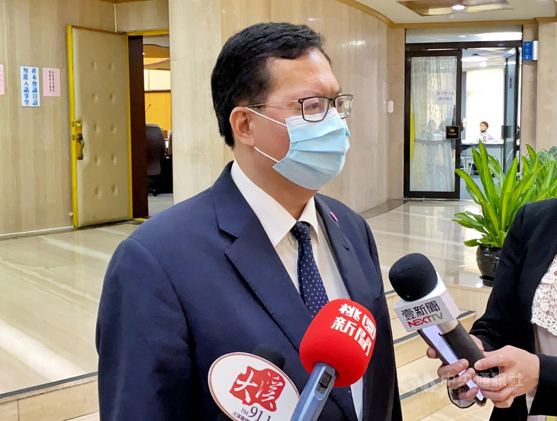 桃園市長鄭文燦10日在桃園市議會接受媒體聯訪表示,桃園水情燈號為減壓供水的黃燈,雖尚未進入橙燈(減量供水),但市府決定採取類似橙燈政策做法,節水率拉到10%。中央社記者吳睿騏桃園攝 110年5月10日