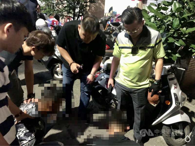 高市曾姓男子9日駕車強闖酒駕路檢點肇事棄車逃逸,警方在車上搜出41發子彈,並趁曾男前往小港替友人上香時,當場將他壓制逮捕,搜出貝瑞塔制式手槍及子彈7顆,全案依槍砲條例等罪送辦。(高市苓雅警分局提供)中央社記者洪學廣傳真 110年5月10日
