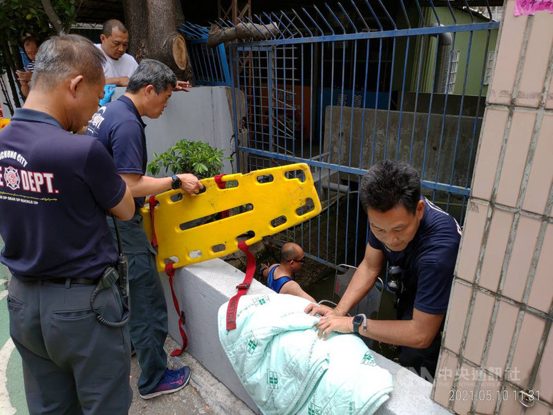 台中市70歲陳姓男子8日飲酒後,深夜返家途中掉落南屯區住家附近的圳溝失聯,警方獲報協尋,調閱監視器確認陳男落水,消防局10日尋獲陳男時已明顯死亡。(民眾提供)中央社記者蘇木春傳真 110年5月10日