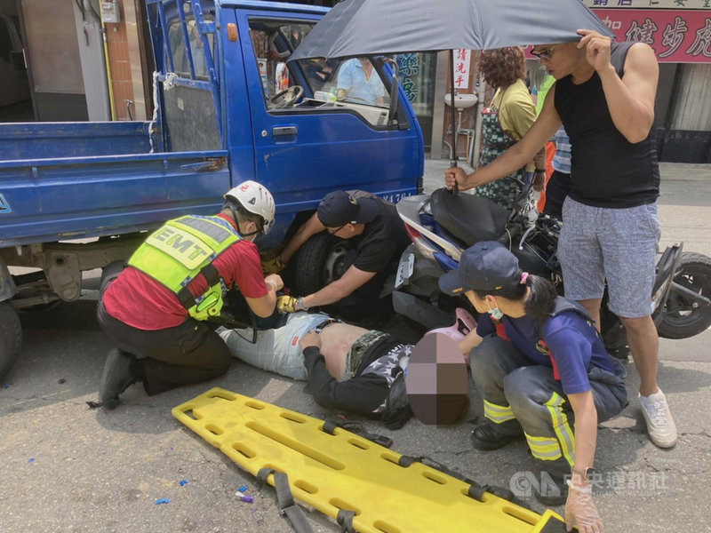 30歲鍾姓男子騎機車行經苗栗縣三灣鄉中正路,因對向車道小貨車違規迴轉,煞車不及,連人帶車卡在小貨車底,經警消搶救脫困保住生命,但被查出沒有機車駕駛執照。(民眾提供)中央社記者管瑞平傳真 110年5月10日