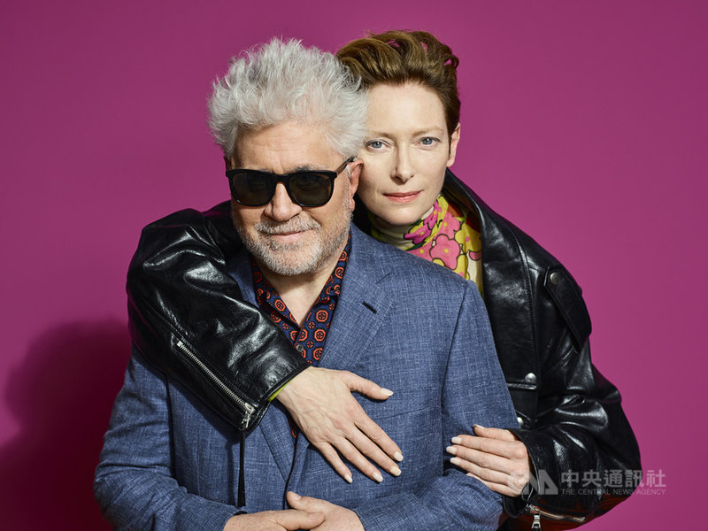 西班牙導演阿莫多瓦(Pedro Almodovar)(左)再出奇招,新作「人聲」(The Human Voice)不僅是首部英語發音短片,還找來從未合作過的英國女星蒂妲史雲頓(Tilda Swinton)(右)主演。(傳影互動提供)中央社記者葉冠吟傳真 110年5月10日