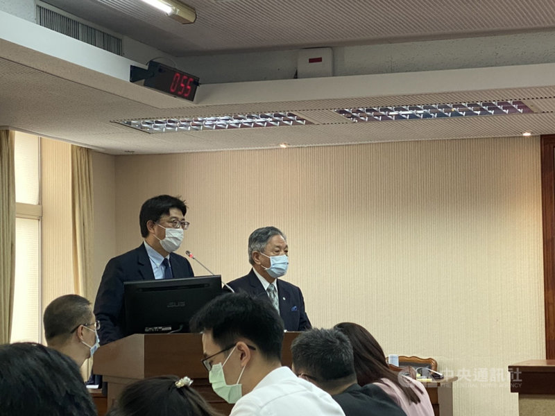 大陸委員會副主任委員邱垂正10日接受國民黨籍立委吳怡玎質詢時證實,駐港代表處8名駐外人員的簽證都將在2021年底到期;呼籲雙方還是要回到2011年的換文共識。中央社記者賴言曦攝 110年5月10日